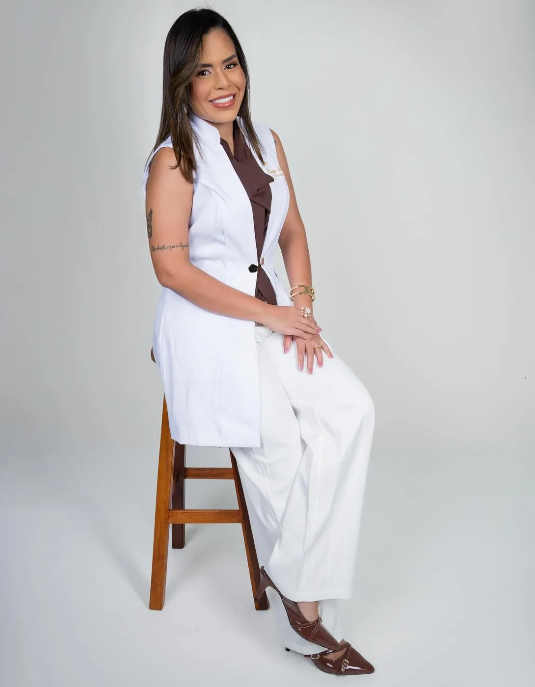Dra. Renata Ferreira no consultório.